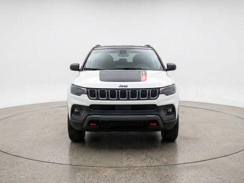 Used 2025 Jeep Compass Trailhawk image 2
