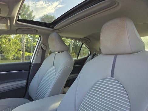 Used 2022 Toyota Camry SE image 23