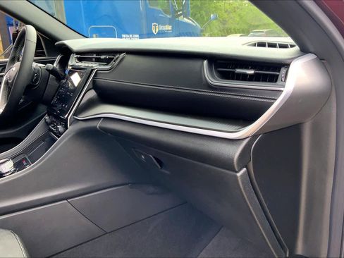 Used 2025 Jeep Grand Cherokee Altitude image 18