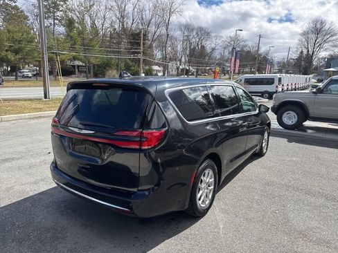 Used 2023 Chrysler Pacifica Touring-L image 6
