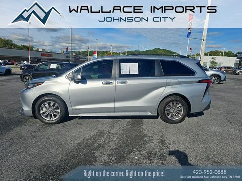 Used 2021 Toyota Sienna XLE image 3