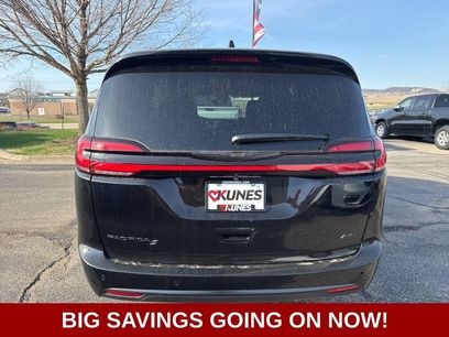 New 2026 Chrysler Pacifica Select w/ S Appearance Package