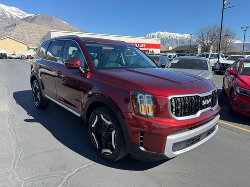 Used 2024 Kia Telluride EX w/ EX Captain's Chair Package image 2