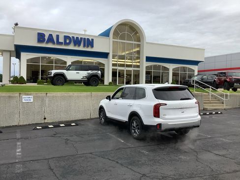 Used 2023 Kia Telluride LX AWD/4WD image 5