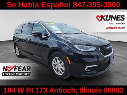 Used 2025 Chrysler Pacifica Select