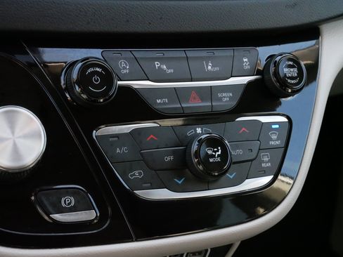 Used 2023 Chrysler Pacifica Touring-L image 23