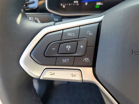 Used 2025 Volkswagen Jetta SE image 12