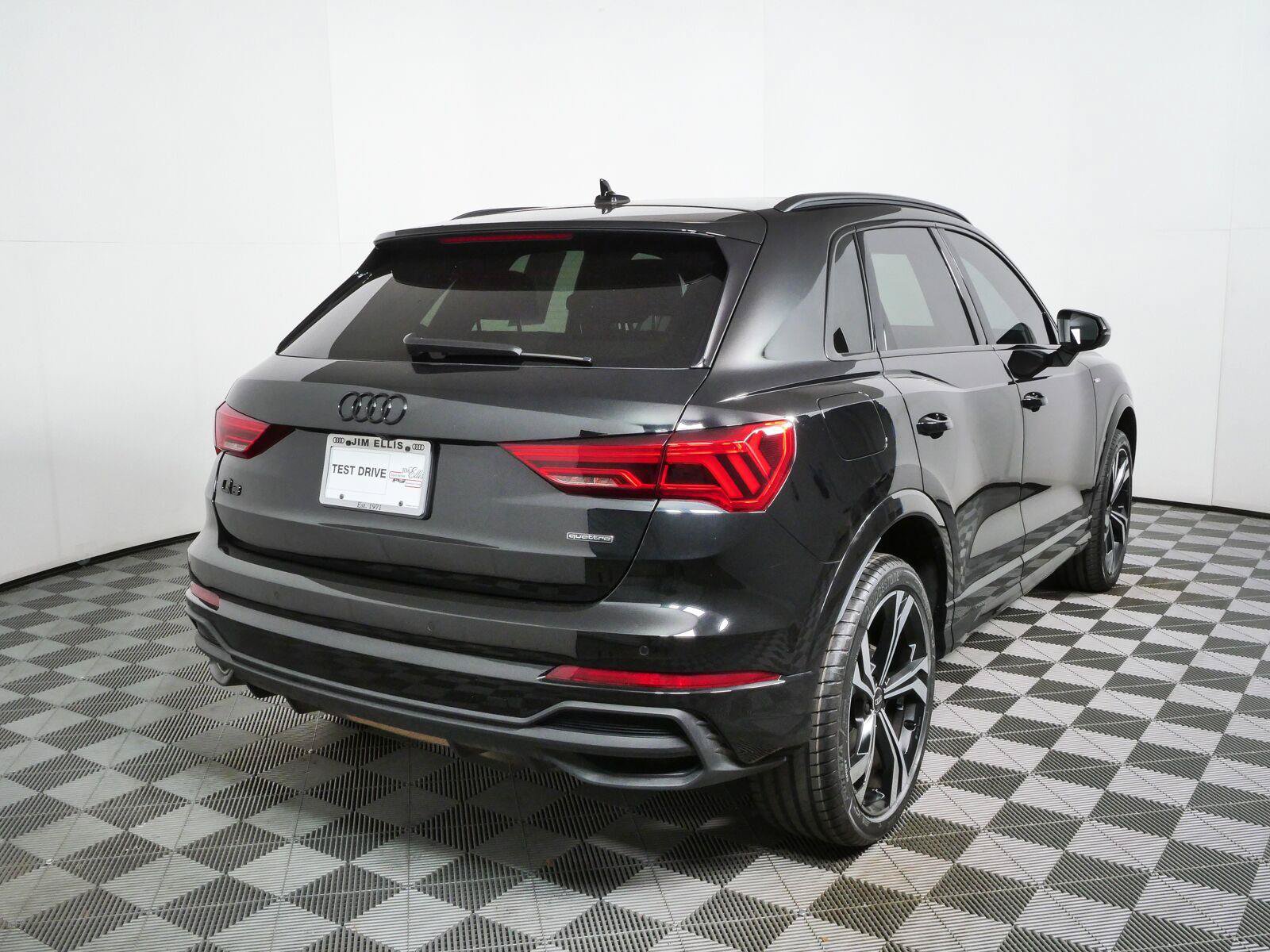Used 2024 Audi Q3 2.0T Premium Plus AWD/4WD image 3