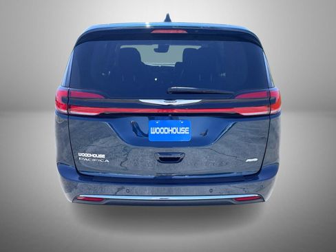 Used 2023 Chrysler Pacifica Touring-L AWD/4WD image 6