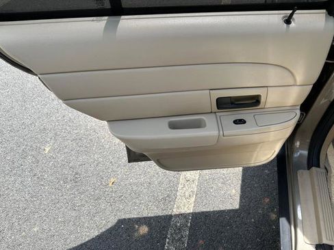 Used 2006 Ford Crown Victoria Police Interceptor image 7