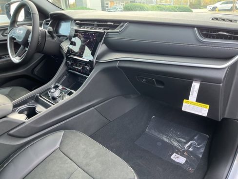 New 2025 Jeep Grand Cherokee L Altitude image 39