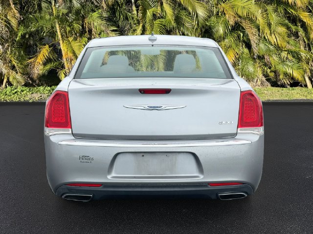 Used 2018 Chrysler 300 Touring RWD image 6