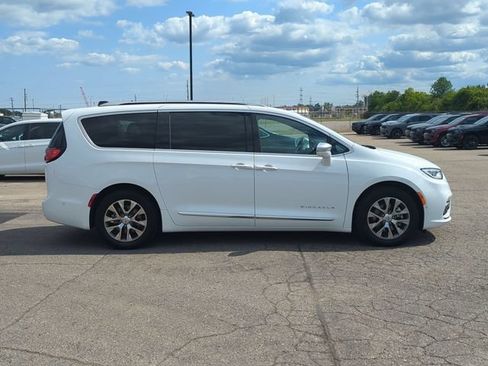 Used 2024 Chrysler Pacifica Pinnacle FWD image 2