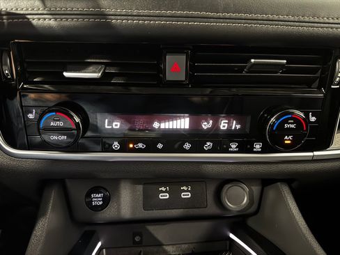 Used 2025 Nissan Rogue SL AWD/4WD image 31
