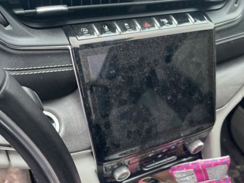 Used 2022 Jeep Grand Cherokee Overland AWD/4WD image 3