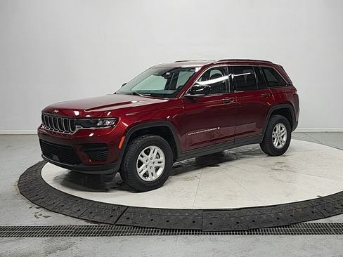Used 2023 Jeep Grand Cherokee Laredo AWD/4WD image 3