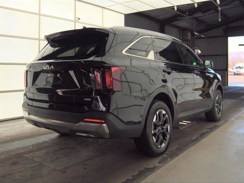 Used 2024 Kia Sorento S image 11