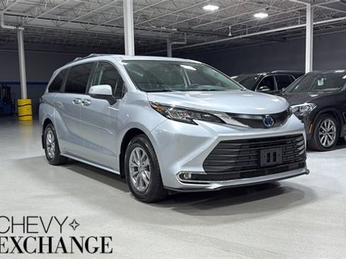 Used 2022 Toyota Sienna XLE image 1