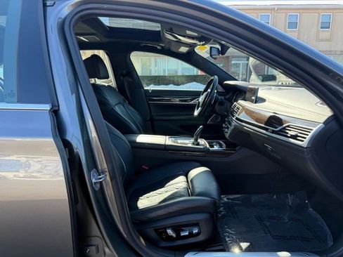 Used 2019 BMW 750i xDrive w/ Executive Package image 31