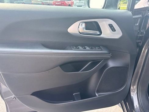 Used 2022 Chrysler Pacifica Touring-L w/ Uconnect Theater Family Group AWD/4WD image 11