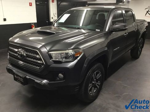 Used 2016 Toyota Tacoma TRD Sport w/ Towing Package AWD/4WD image 6