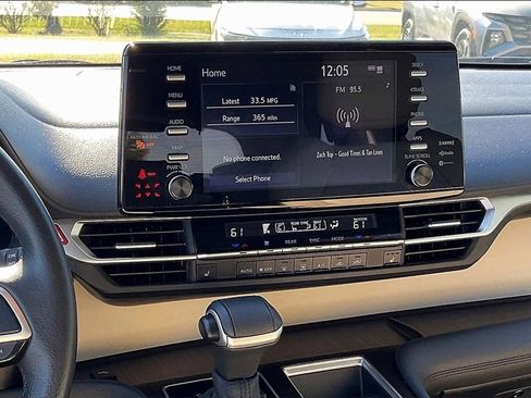 Used 2024 Toyota Sienna XLE image 16