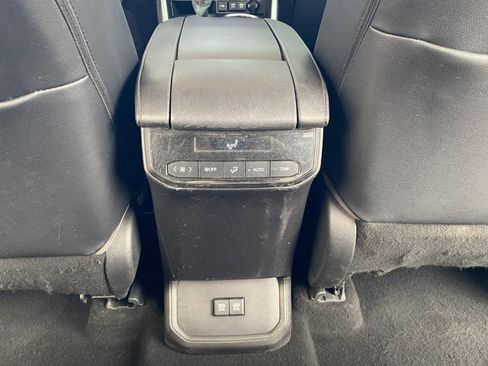 Used 2020 Toyota Highlander XLE image 19