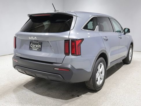 Used 2023 Kia Sorento LX FWD image 2