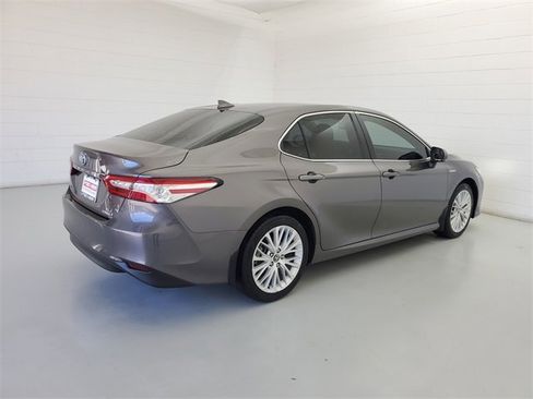 Used 2020 Toyota Camry XLE image 5