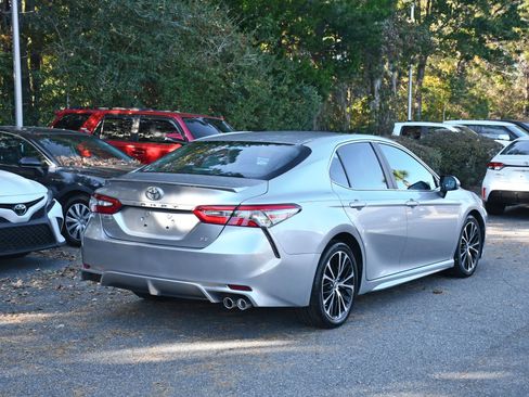 Used 2018 Toyota Camry SE image 4