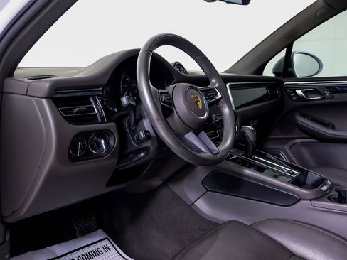 Certified 2024 Porsche Macan image 4