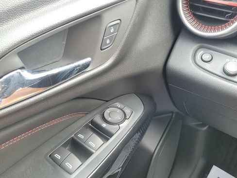 Used 2025 Chevrolet Trax RS w/ Sunroof Package FWD image 19