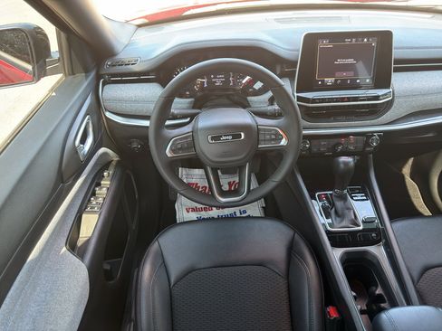 Used 2025 Jeep Compass Latitude AWD/4WD image 23