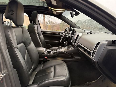 Used 2018 Porsche Cayenne Platinum Edition image 39