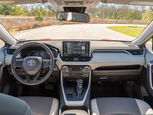 Used 2021 Toyota RAV4 XLE w/ Convenience Package image 21