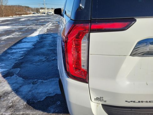 Used 2022 GMC Yukon XL SLT w/ SLT Premium Package image 11