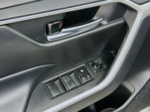 Used 2021 Toyota RAV4 XLE image 15