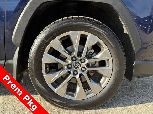 Used 2022 Toyota RAV4 XLE Premium image 10