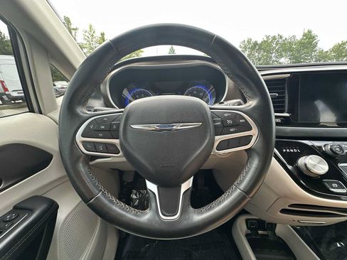 Used 2017 Chrysler Pacifica Touring-L FWD image 25
