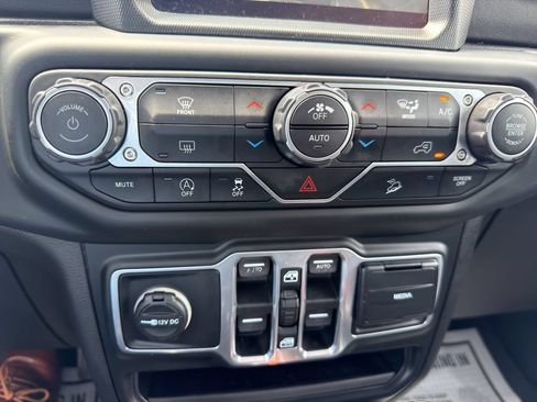 Used 2018 Jeep Wrangler Unlimited Sahara AWD/4WD image 28