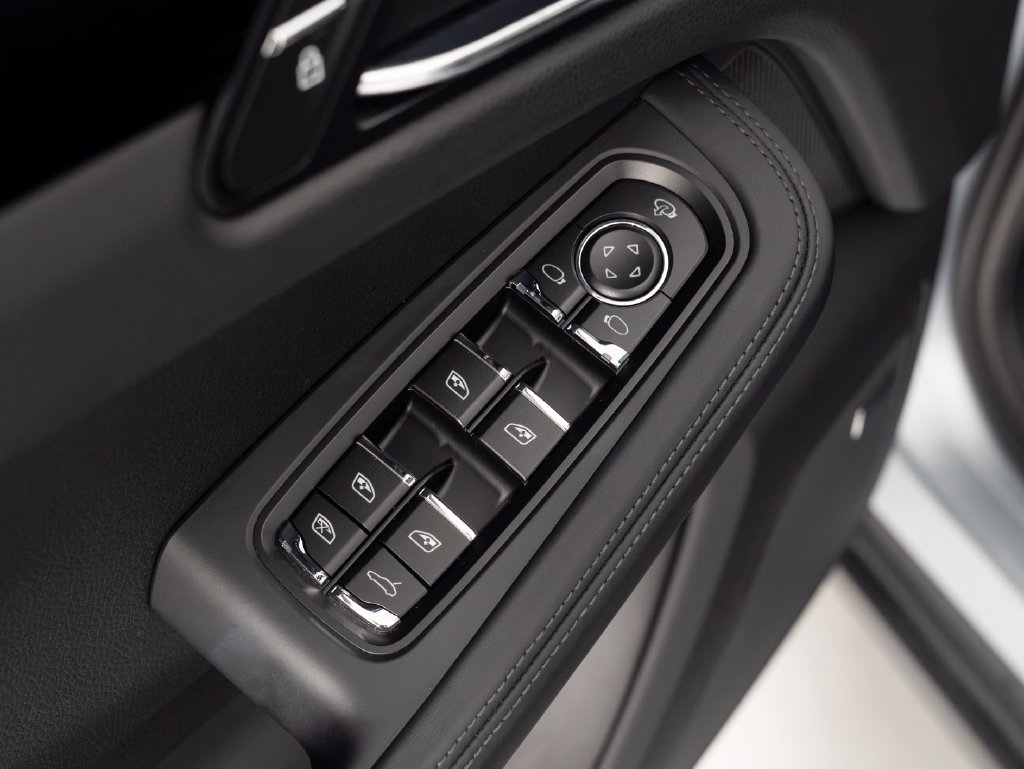 Certified 2026 Porsche Macan Turbo AWD/4WD image 22