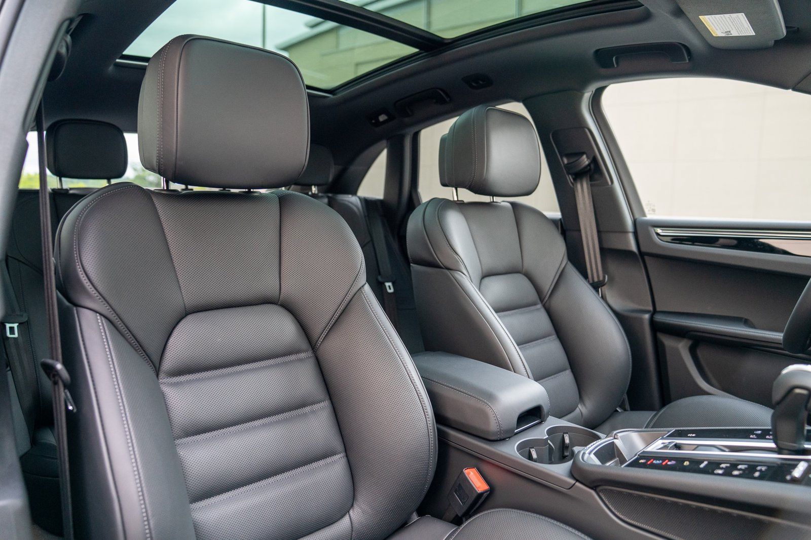 Certified 2026 Porsche Macan AWD/4WD image 26