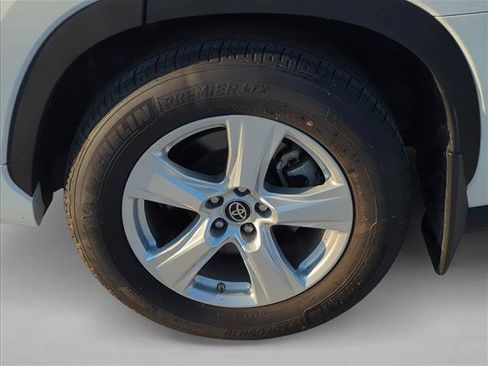 Certified 2025 Toyota Highlander LE FWD image 7