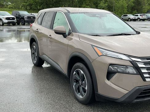 Used 2025 Nissan Rogue SV AWD/4WD image 3