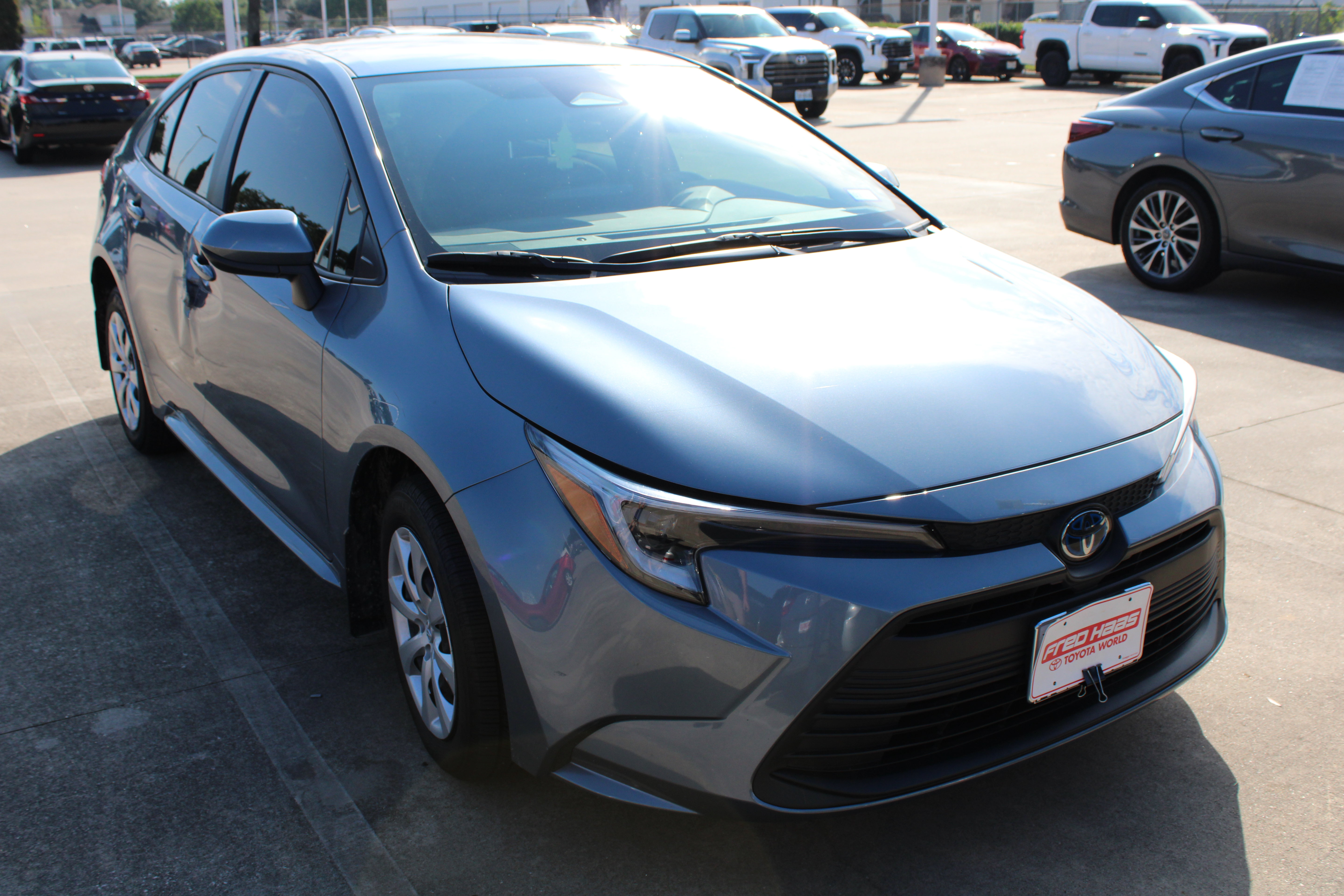 Used 2025 Toyota Corolla LE FWD image 2