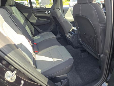 Used 2024 Volvo XC40 B5 Core image 11