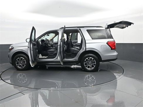 Used 2024 Ford Expedition XLT image 34