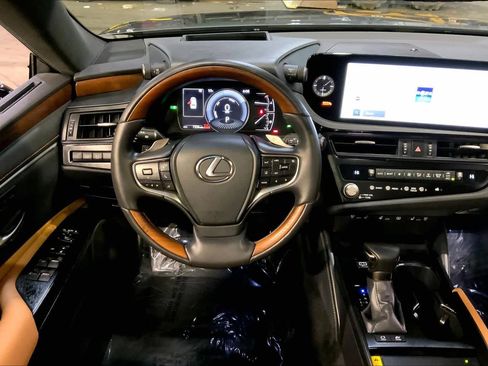 Used 2025 Lexus ES 300h w/ Luxury Package image 5