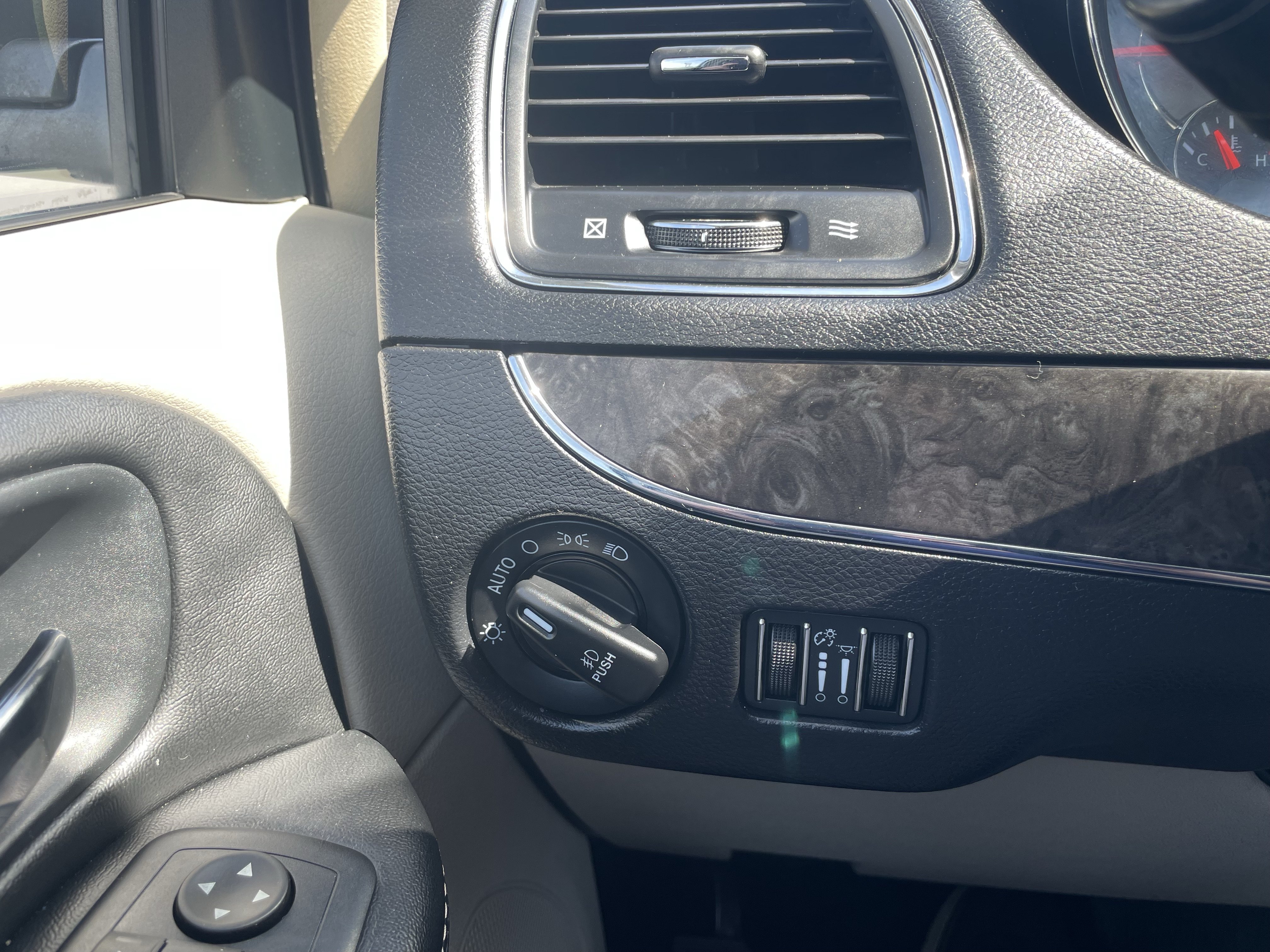 Used 2016 Chrysler Town & Country Touring FWD image 14