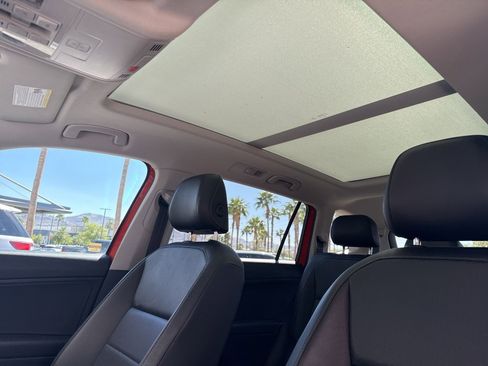 Used 2018 Volkswagen Tiguan SE w/ Panoramic Sunroof Package image 27